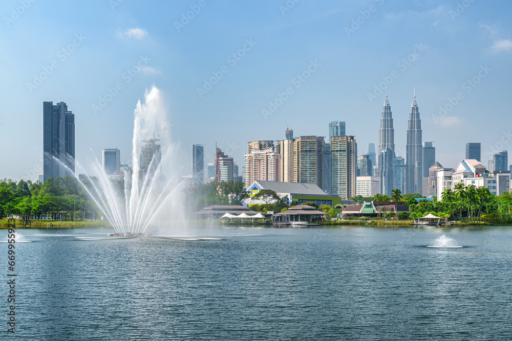 Naklejka premium Awesome Kuala Lumpur skyline. Scenic lake and fountains