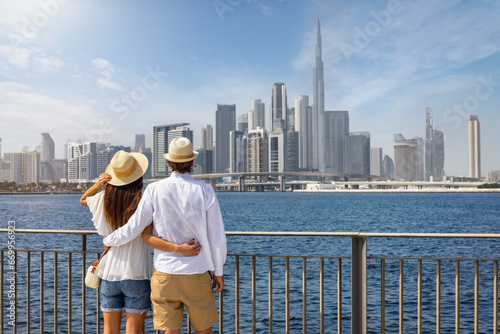 Cuadro en lienzo A elegant tourist couple on a sightseeing tour enjoys the view of the skyline of