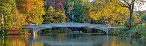 Fototapeta Naklejka Na Ścianę i Meble -  Bow bridge in late autumn