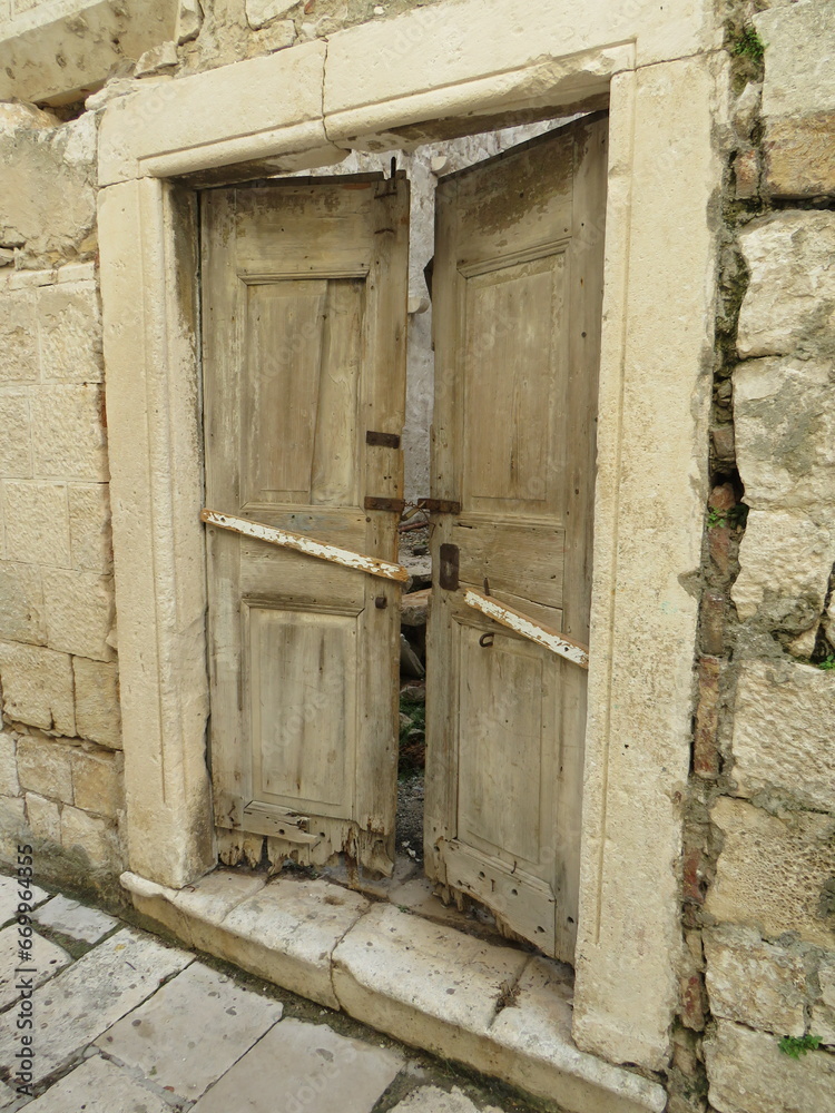 alte Tür in der Stadt Korcula
