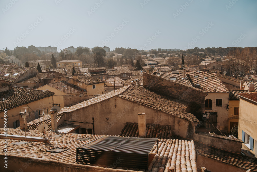 Vue sur les toits d'un village provençal