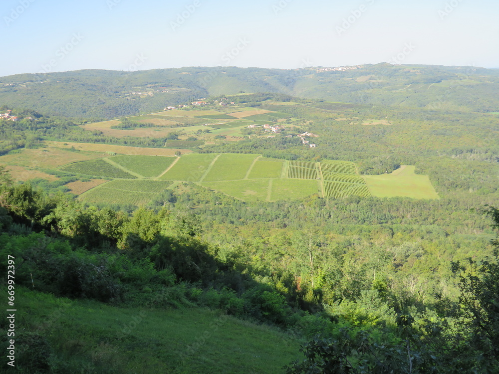 Blick ins Tal bei Motovun, Kroatien