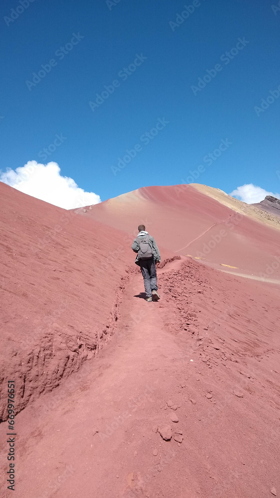 Fototapeta premium homem em caminhada com mochila nas costas no valle rojo, no peru 