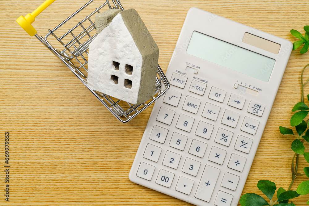 電卓とミニチュアの家