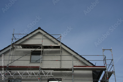 Residential building behind scaffolding - energy-efficient renovation © Yven Dienst