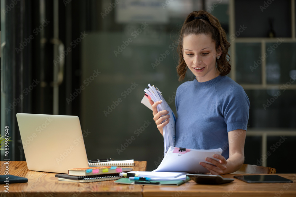 Businesswoman working hard happily The meeting to discuss plans went well. Consider plans and brainstorm to analyze the situation. Businesswoman working hard happily The meeting to discuss plans went well. Consider plans and brainstorm to analyze the situation.
