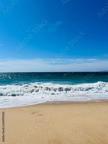 sandy ocean coast  waves ocean  blue horizon  natural ocean shore background