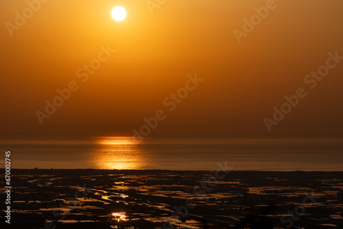 日本海に沈む夕陽と手取川扇状地 © Nature K Photostudio