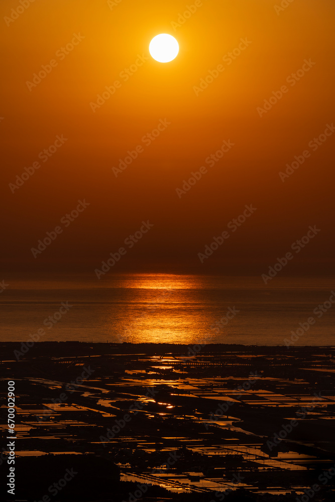 日本海に沈む夕陽と手取川扇状地