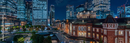 Fotografía Panoramic view of Tokyo station and business buildings at night.