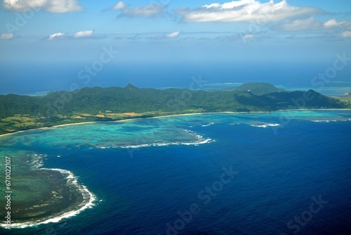 マングローブとサンゴ礁の島