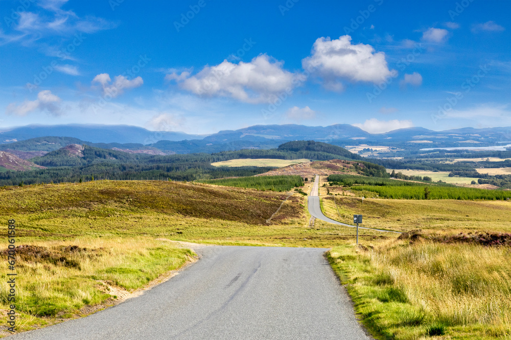 Φωτογραφία Highlands of Scotland near Loch Ness, General Wade's Military Road in early autumn