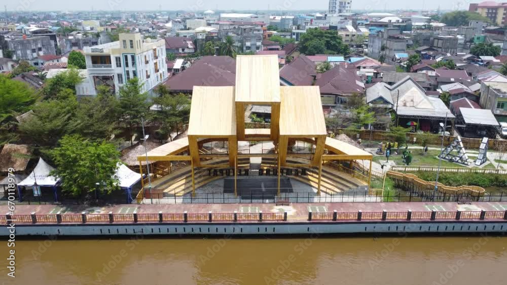 Kampung ketupat yang ada di KM 1 Banjarmasin dengan bangunan yang khas menyerupai bentuk ketupat, tempat wisata bagi para pengunjung yang ingin sambil menikmati pemandangan sungai martapura