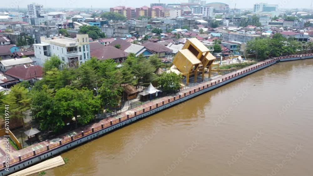 Kampung ketupat yang ada di KM 1 Banjarmasin dengan bangunan yang khas menyerupai bentuk ketupat, tempat wisata bagi para pengunjung yang ingin sambil menikmati pemandangan sungai martapura