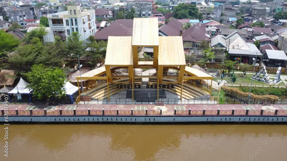 Kampung ketupat yang ada di KM 1 Banjarmasin dengan bangunan yang khas menyerupai bentuk ketupat, tempat wisata bagi para pengunjung yang ingin sambil menikmati pemandangan sungai martapura
