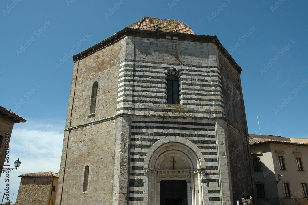 Battistero dell cattedrale Mediavele di Volterra . Pisa .