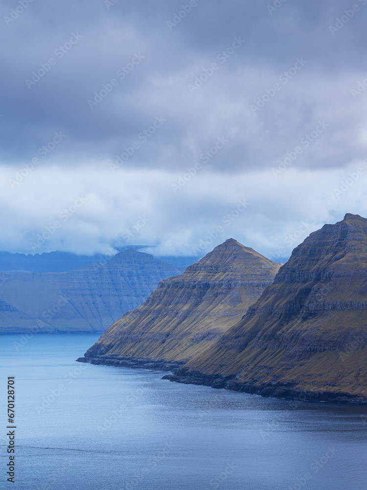 Blick auf den Fjord Funningsfjørður auf der Färöer Insel Eysturoy