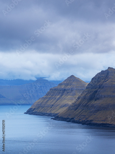 Blick auf den Fjord Funningsfjørður auf der Färöer Insel Eysturoy