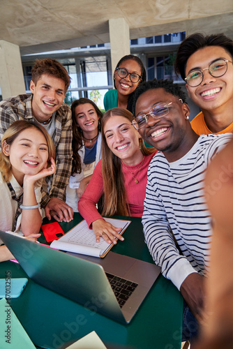 Foto Vertical photo of a group of multiracial students taking a selfie while gathering to study together at campus university