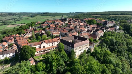 Flavigny sur Ozerain, Bourgogne. Vue aérienne d'un des plus beaux villages de France. photo