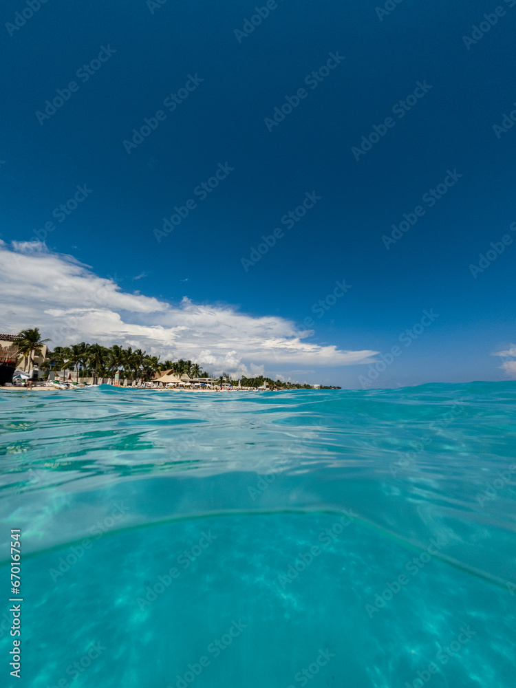 Fototapeta premium Turquoise Caribbean sea with underwater view. Beautiful tropical