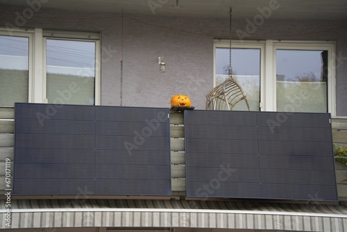 Φωτογραφία Balcony power plant in autumn - also produces electricity on Halloween