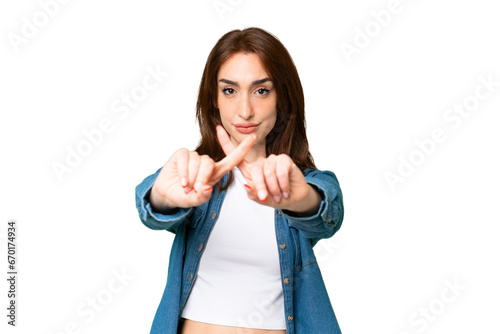 Foto Young caucasian woman over isolated chroma key background making stop gesture wi