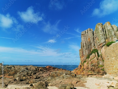 Felsküste am Meer auf Jersey, Großbrittanien