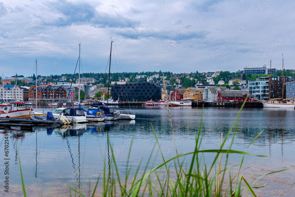 die Stadt Tromsø in Norwegen am Polarkreis mit herrlichen Bauten am Fjord und einem botanischen Garten