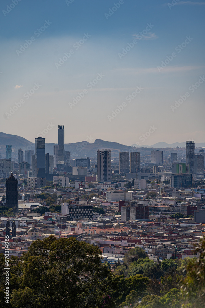 Obraz premium Beautiful view of the large Mexican city of Puebla. View of the endless mountain peaks around the city.