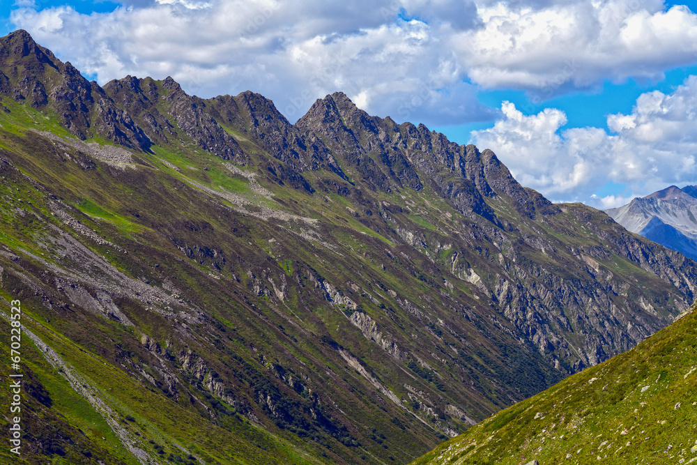Fototapeta premium Das Lareintal mit dem Larainkamm in Tirol (Österreich)