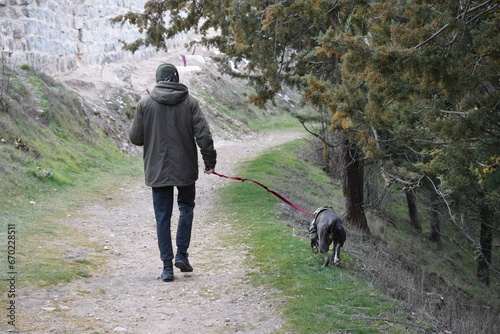 hombre paseando al perro