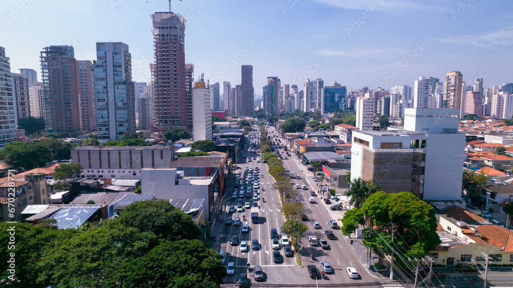 Obraz premium Aerial view of Avenida Brigadeiro Faria Lima, Itaim Bibi. Iconic commercial buildings in the background. With mirrored glass