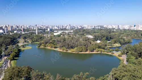 Aerial view of Ibirapuera Park in São Paulo, SP. Residential buildings around. Lake in Ibirapuera Park © Pedro