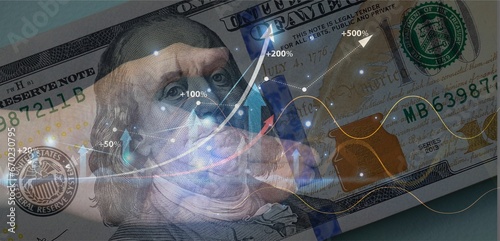 Billete de 100 dólares con un gráfico mostrando evolución económica