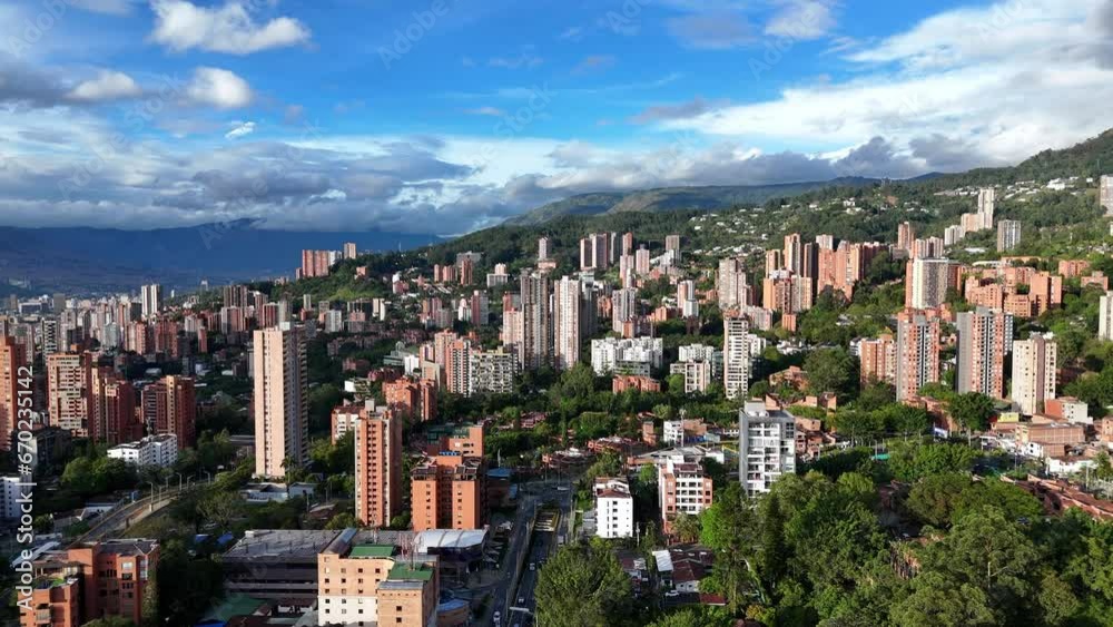 Video aéreo sobre El Poblado, Medellín, Antioquia, Colombia