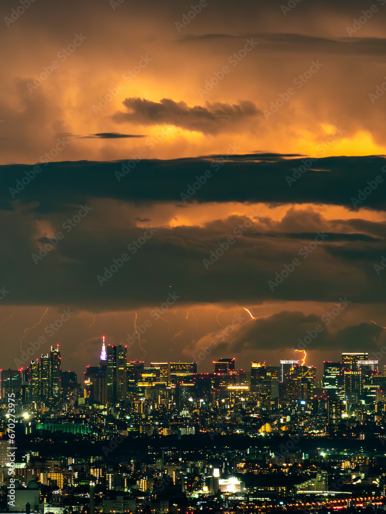 雷雲に包まれる東京の望遠風景