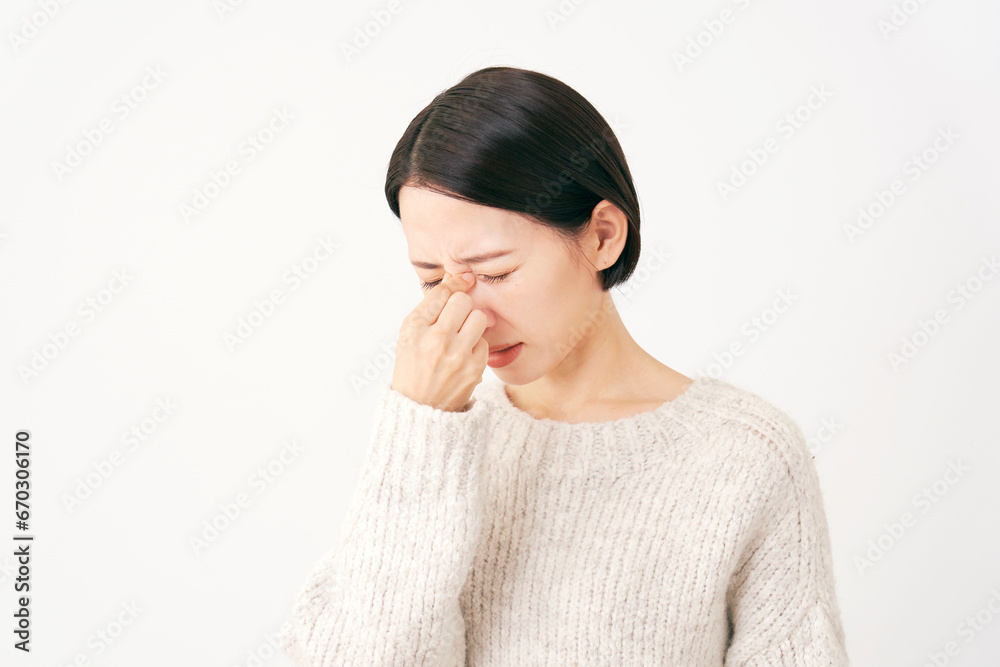 眼精疲労の中年女性 白背景 眼精疲労の中年女性 白背景
