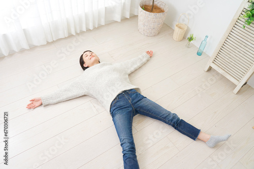 床暖房イメージ フローリングに寝転ぶ女性