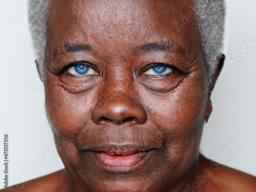 donna di colore  anziana con capelli bianchi e occhi azzurri ritratto  photo