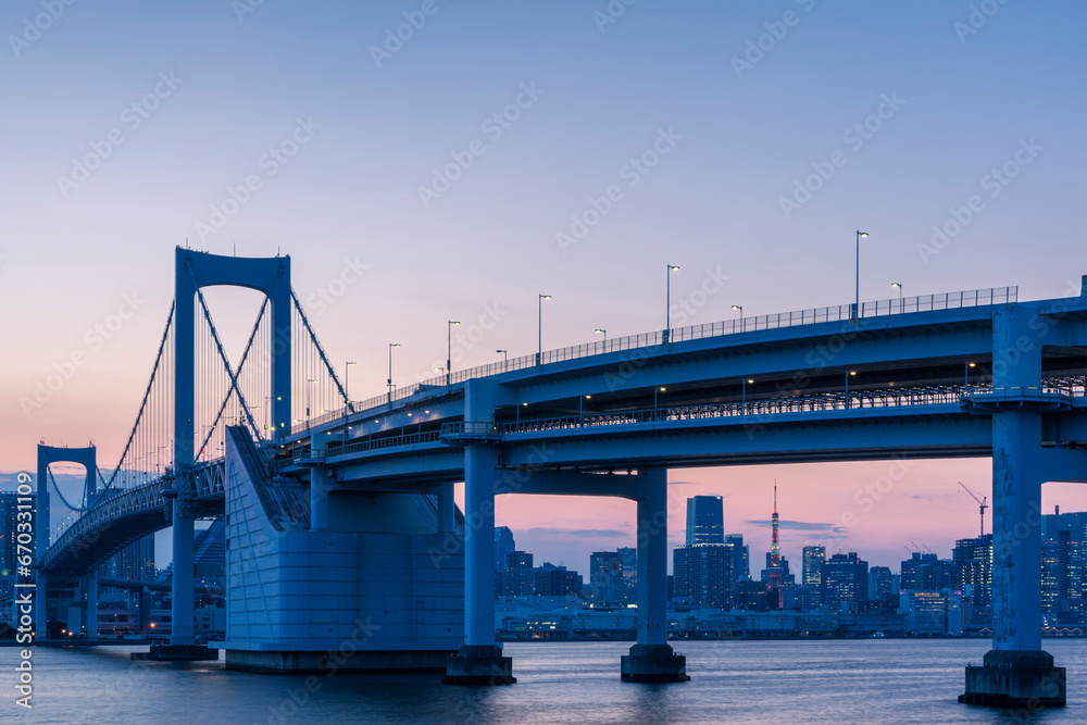 Fototapeta premium マジックアワーのレインボーブリッジと東京都心の都市風景