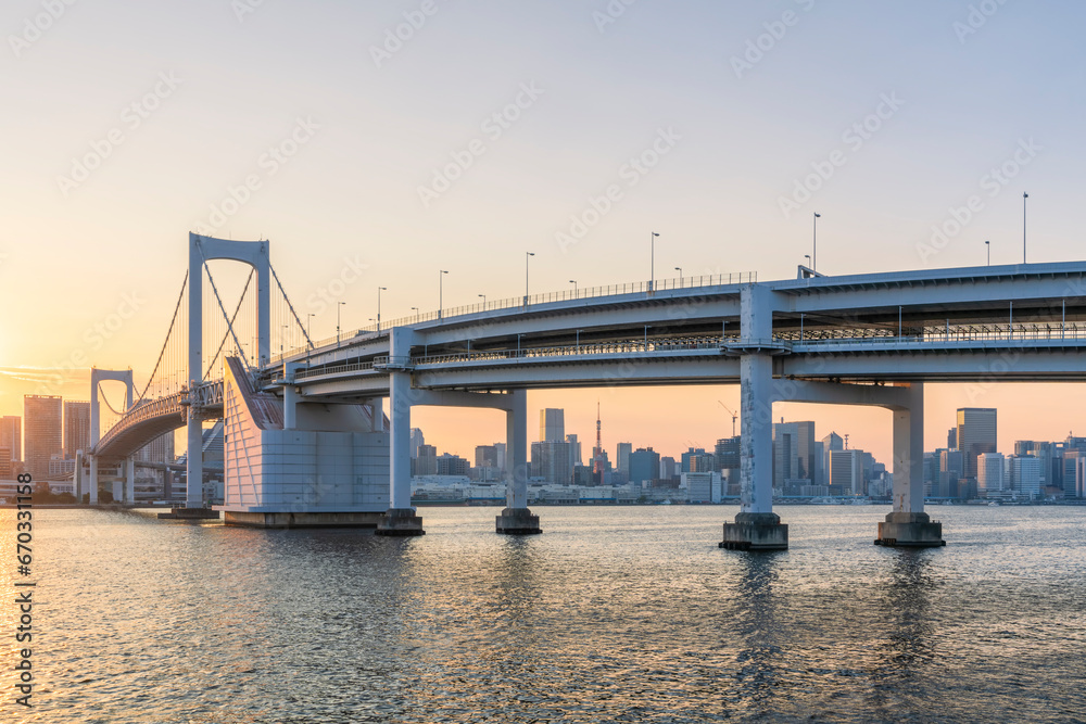 夕暮れのレインボーブリッジと東京都心の都市風景