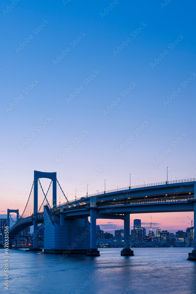 マジックアワーのレインボーブリッジと東京都心の都市風景