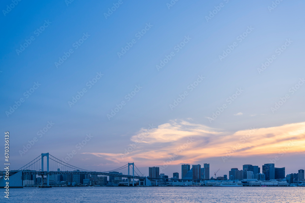 Obraz premium マジックアワーのレインボーブリッジと東京都心の都市風景