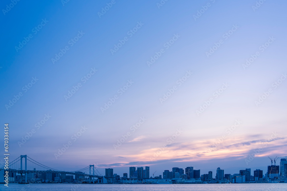 マジックアワーのレインボーブリッジと東京都心の都市風景