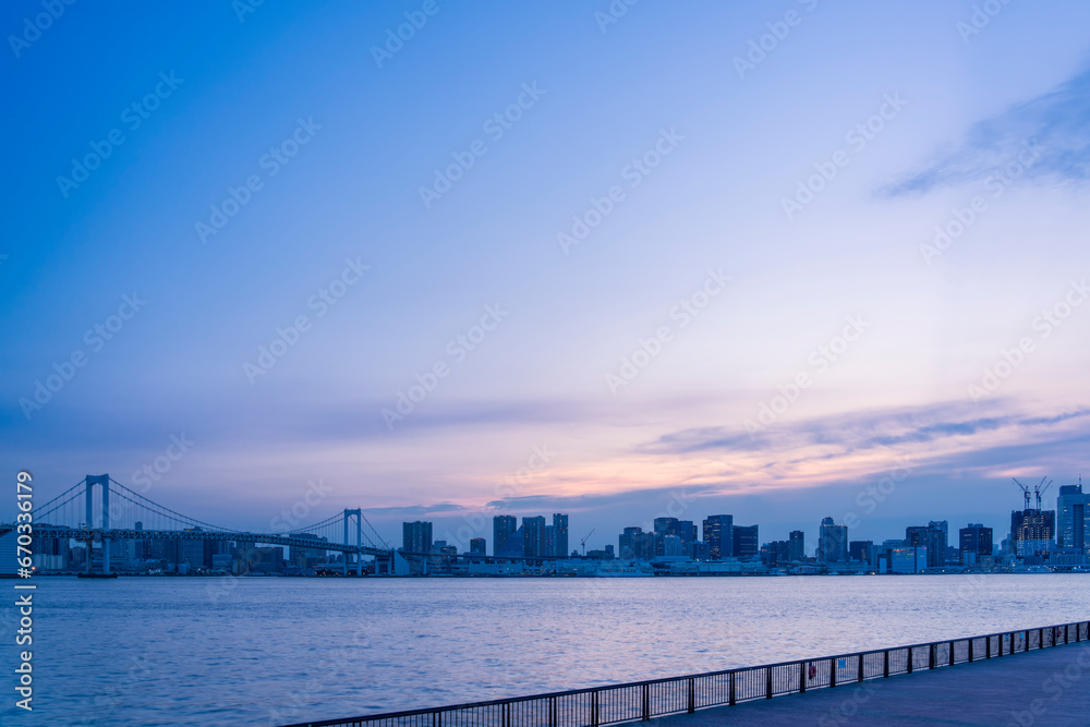 Obraz premium マジックアワーのレインボーブリッジと東京都心の都市風景