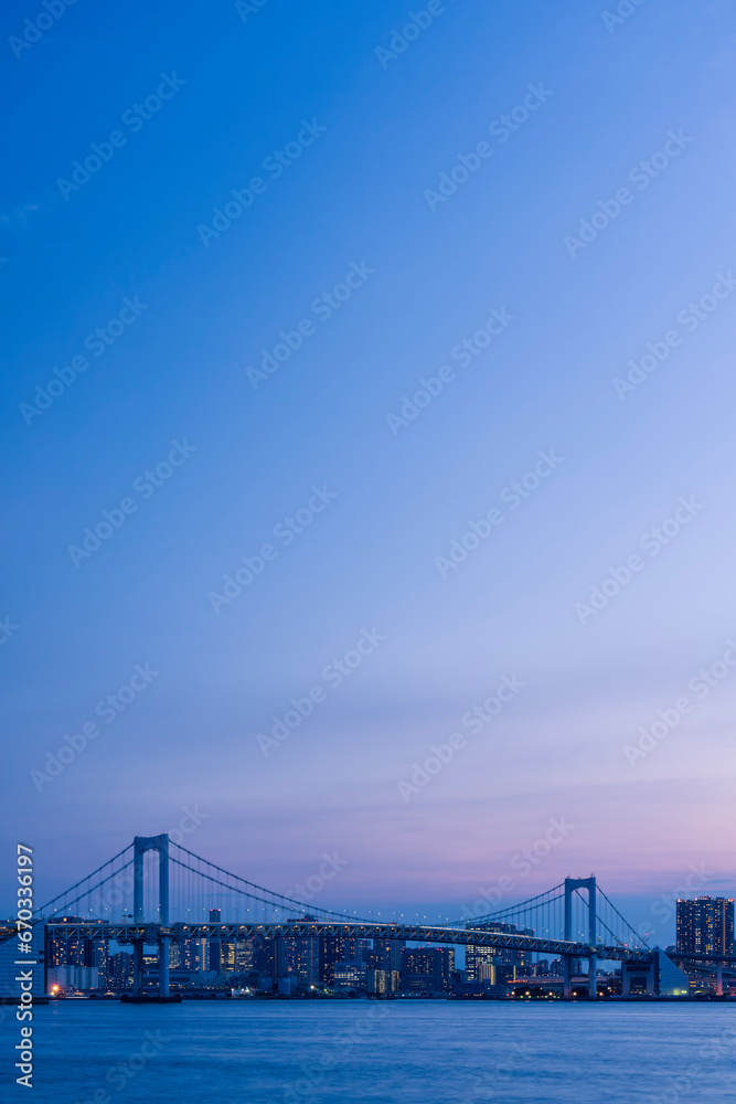 Fototapeta premium マジックアワーのレインボーブリッジと東京都心の都市風景