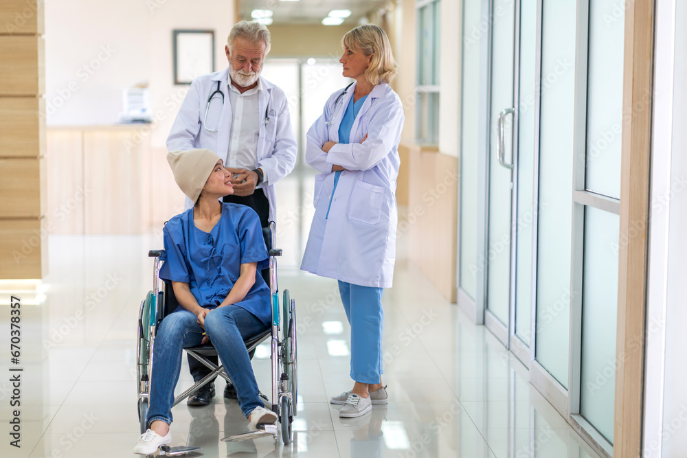 Obraz premium Professional medical doctor team with stethoscope in uniform discussing with patient woman with cancer cover head with headscarf of chemotherapy cancer in hospital.health care concept