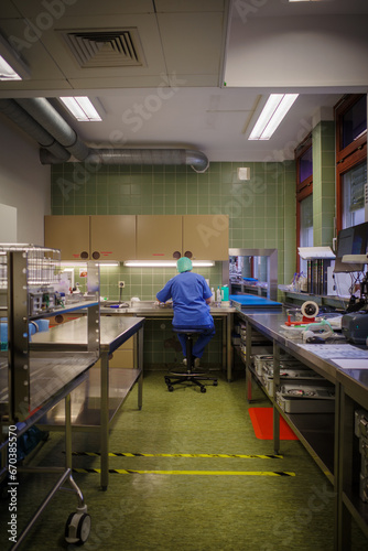 Fotografía an employee of a sterilization department in a hospital cleans the instruments