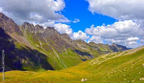 Das Lareintal mit dem Larainkamm in Tirol    sterreich 